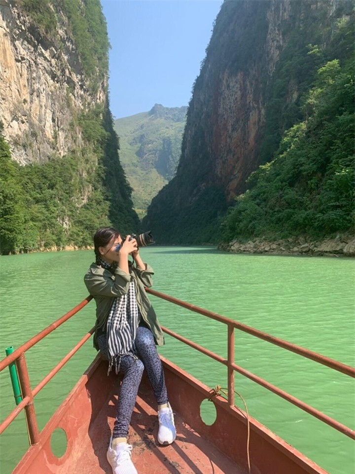 br/> Hẻm Tu Sản nằm giữa khe núi tạo thành sông Nho Quế, khoảng cách rất gần của hai khe núi chụm đầu vào nhau kết hợp với màu xanh của sông Nho Quế tạo nên giá trị du lịch rất cao của Hẻm Tu Sản.