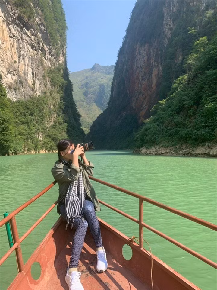 br/> Hẻm Tu Sản nằm giữa khe núi tạo thành sông Nho Quế, khoảng cách rất gần của hai khe núi chụm đầu vào nhau kết hợp với màu xanh của sông Nho Quế tạo nên giá trị du lịch rất cao của Hẻm Tu Sản.