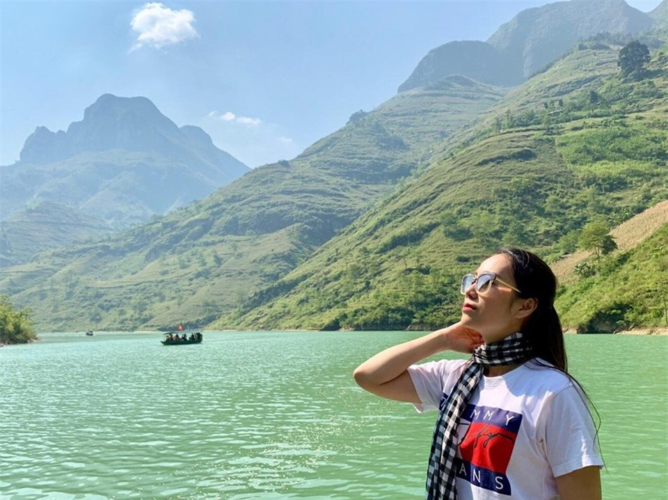 br/> Hẻm Tu Sản là hẻm vực trên sông sâu nhất Việt Nam. Hẻm vực cùng những di sản địa chất khác làm nên ở khu vực này một cảnh quan hoành tráng nhất của Công viên địa chất toàn cầu Cao nguyên đá Đồng Văn, Hà Giang.