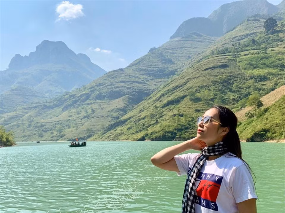 br/> Hẻm Tu Sản là hẻm vực trên sông sâu nhất Việt Nam. Hẻm vực cùng những di sản địa chất khác làm nên ở khu vực này một cảnh quan hoành tráng nhất của Công viên địa chất toàn cầu Cao nguyên đá Đồng Văn, Hà Giang.