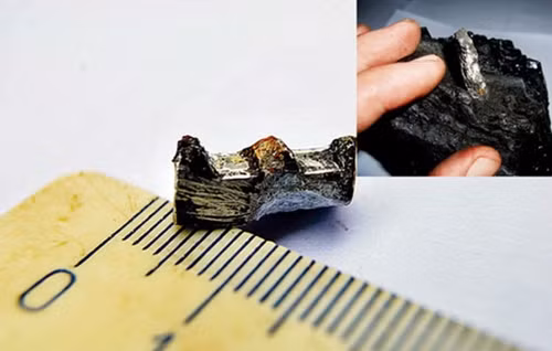  Bánh răng UFO ở Nga. Một người đàn ông Nga đã tìm thấy một mảnh bánh răng kỳ lạ trong đống than, khi ông đang sử dụng chúng để nhóm lửa sưởi ấm ở Vladivostok, trung tâm hành chính khu vực Primorsky Krai, Nga. Mặc dù những mảnh máy móc cũ không phải hiếm gặp ở Nga, nhưng vì tò mò nên người đàn ông đã gửi phát hiện này tới giới khoa học để phân tích. Kết quả, bánh răng trên được làm từ nhôm tinh khiết và do người nào đó thiết kế ra. Nó có niên đại lên tới 300 triệu năm tuổi.