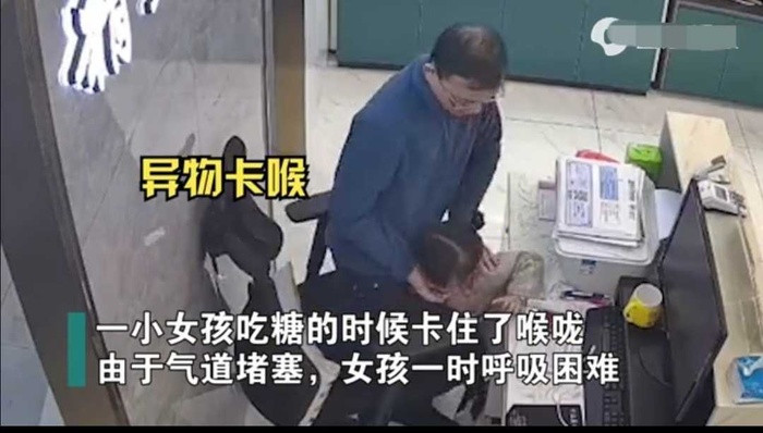 Con gai bi nghen, hanh dong cua cha da cuu song con trong 7 giay-Hinh-3