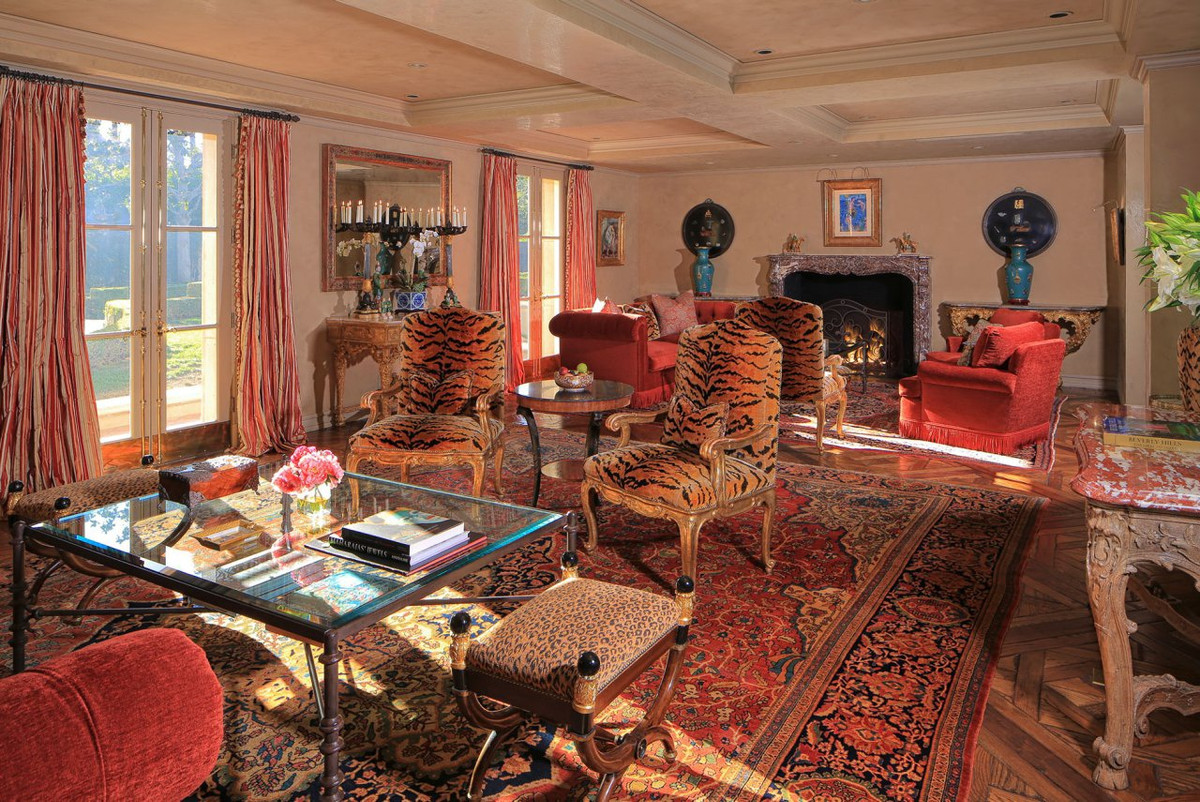 Phòng khách thoáng đãng, tràn ngập ánh sáng tự nhiên, được trang hoàng với hàng loạt nội thất sang trọng, cầu kỳ, mang những gam màu nóng, nổi bật.