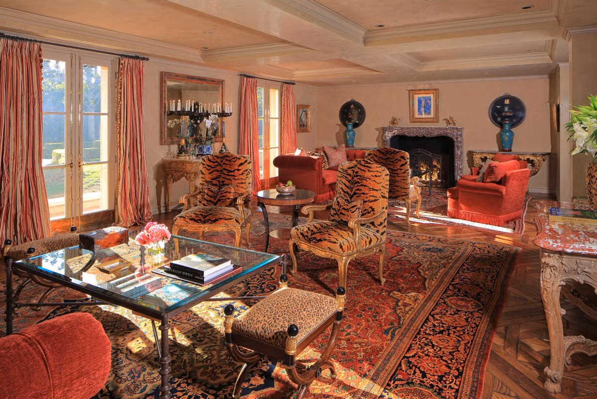 Phòng khách thoáng đãng, tràn ngập ánh sáng tự nhiên, được trang hoàng với hàng loạt nội thất sang trọng, cầu kỳ, mang những gam màu nóng, nổi bật.