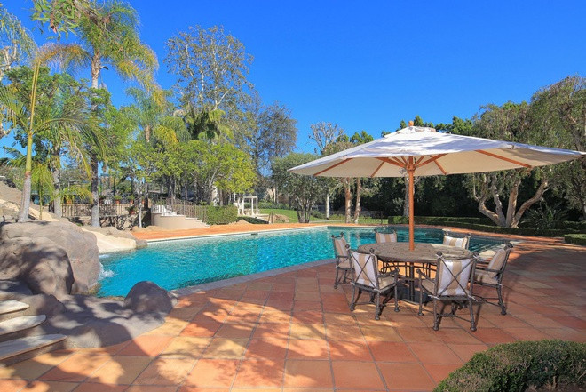 br/> Những không gian thư giãn ngoài trời nổi bật có thể kể đến hồ bơi, khu vực ăn uống, và sân tennis