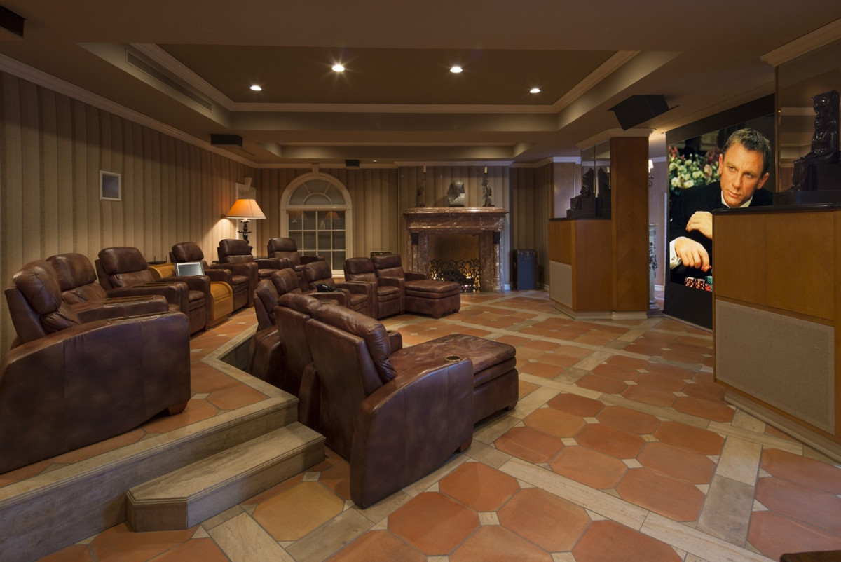 Rạp chiếu phim trong nhà rộng rãi mang phong cách cổ điển, được trang bị những tính năng cao cấp, hiện đại.