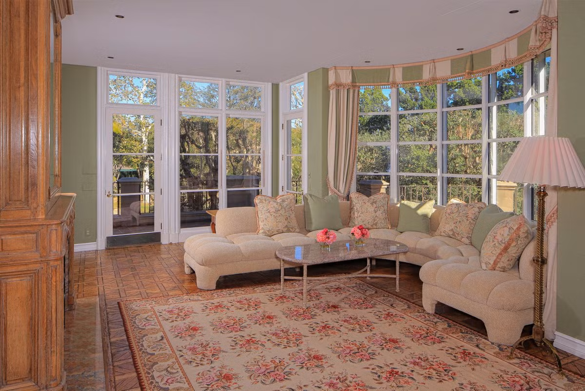 Không gian gia đình thanh lịch, trang nhã, mang những tông màu tươi tắn, nhẹ nhàng.