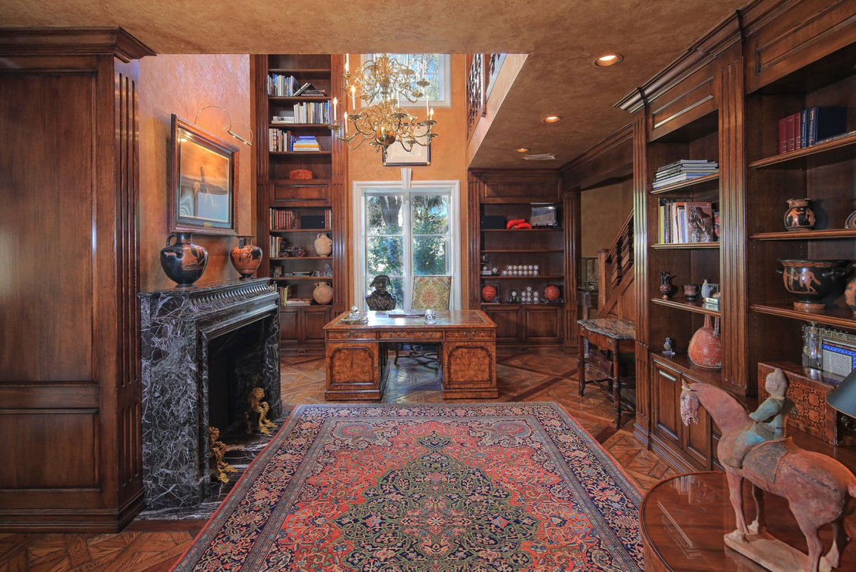 Khu vực làm việc được thiết kế cởi mở, nổi bật với những nội thất được làm từ gỗ.