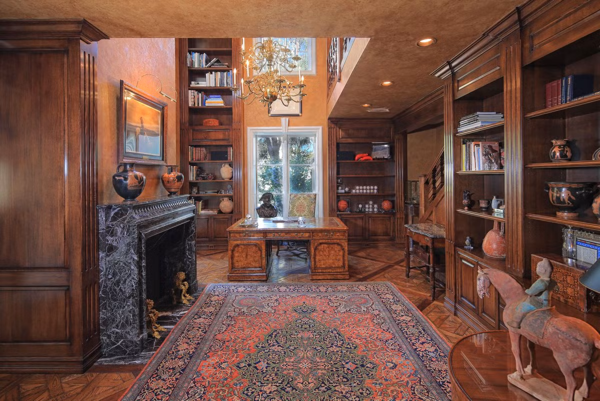 Khu vực làm việc được thiết kế cởi mở, nổi bật với những nội thất được làm từ gỗ.