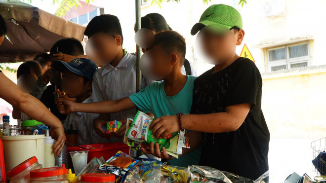 Thực phẩm bẩn, đồ ăn vặt không nguồn gốc bủa vây cổng trường - Hình 2 Thuc pham ban, do an vat khong nguon goc bua vay cong truong-Hinh-2