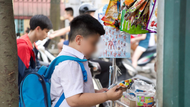 Thực phẩm bẩn, đồ ăn vặt không nguồn gốc bủa vây cổng trường - Hình 13 Thuc pham ban, do an vat khong nguon goc bua vay cong truong-Hinh-13