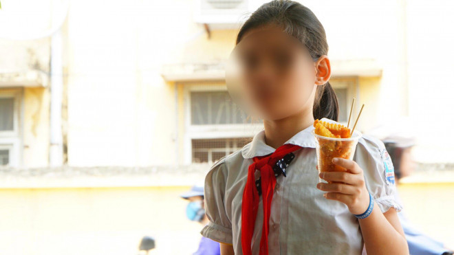 Thực phẩm bẩn, đồ ăn vặt không nguồn gốc bủa vây cổng trường - Hình 7 Thuc pham ban, do an vat khong nguon goc bua vay cong truong-Hinh-7