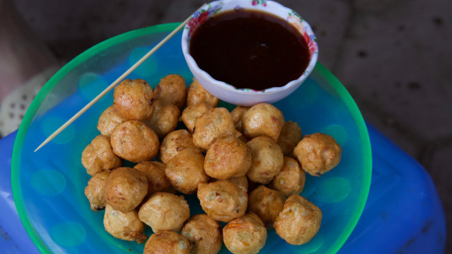 Thực phẩm bẩn, đồ ăn vặt không nguồn gốc bủa vây cổng trường - Hình 6 Thuc pham ban, do an vat khong nguon goc bua vay cong truong-Hinh-6