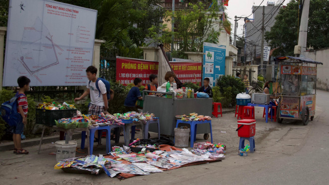 Thực phẩm bẩn, đồ ăn vặt không nguồn gốc bủa vây cổng trường Thuc pham ban, do an vat khong nguon goc bua vay cong truong