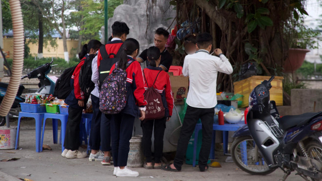 Thực phẩm bẩn, đồ ăn vặt không nguồn gốc bủa vây cổng trường - Hình 3 Thuc pham ban, do an vat khong nguon goc bua vay cong truong-Hinh-3