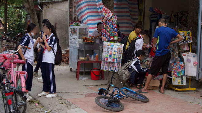 Thực phẩm bẩn, đồ ăn vặt không nguồn gốc bủa vây cổng trường - Hình 9 Thuc pham ban, do an vat khong nguon goc bua vay cong truong-Hinh-9