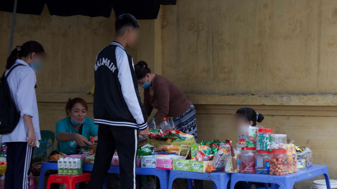 Thực phẩm bẩn, đồ ăn vặt không nguồn gốc bủa vây cổng trường - Hình 11 Thuc pham ban, do an vat khong nguon goc bua vay cong truong-Hinh-11