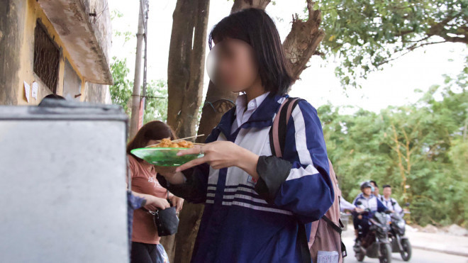 Thực phẩm bẩn, đồ ăn vặt không nguồn gốc bủa vây cổng trường - Hình 5 Thuc pham ban, do an vat khong nguon goc bua vay cong truong-Hinh-5