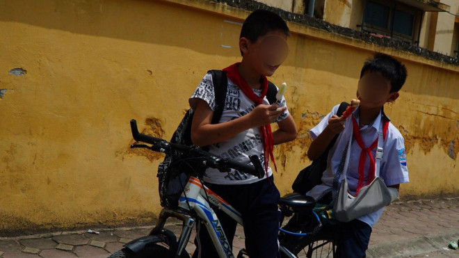 Thực phẩm bẩn, đồ ăn vặt không nguồn gốc bủa vây cổng trường - Hình 12 Thuc pham ban, do an vat khong nguon goc bua vay cong truong-Hinh-12