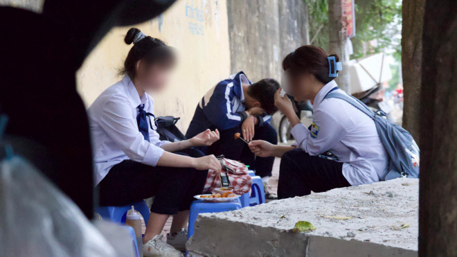 Thực phẩm bẩn, đồ ăn vặt không nguồn gốc bủa vây cổng trường - Hình 10 Thuc pham ban, do an vat khong nguon goc bua vay cong truong-Hinh-10