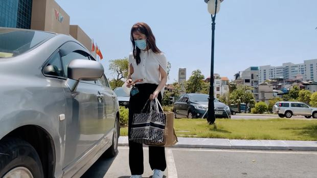 Khanh Vy xach tui hieu tren 70 trieu, lai xe hop di lam o VTV-Hinh-4