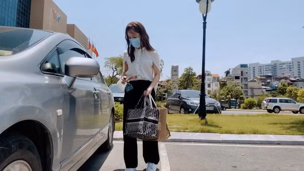 Khanh Vy xach tui hieu tren 70 trieu, lai xe hop di lam o VTV-Hinh-4