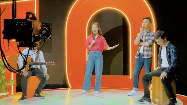 Khanh Vy xach tui hieu tren 70 trieu, lai xe hop di lam o VTV-Hinh-3