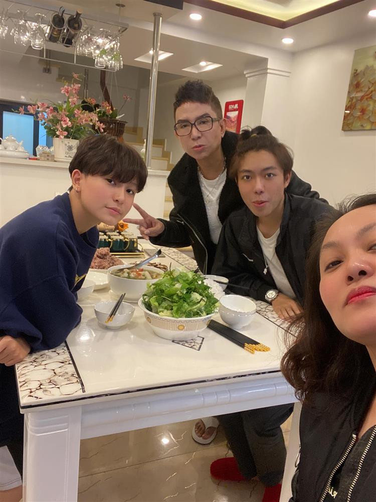 Long Nhat khoe bua com gia dinh