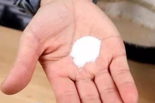 Du nha giau den dau cung nen rac muoi vao khe cua