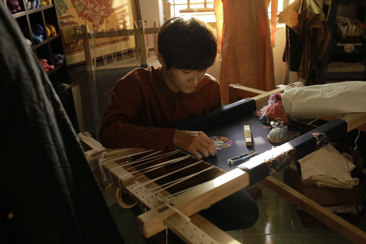 Nguoi may trang phuc truyen thong cho dai su Viet Nam tai Phap-Hinh-4