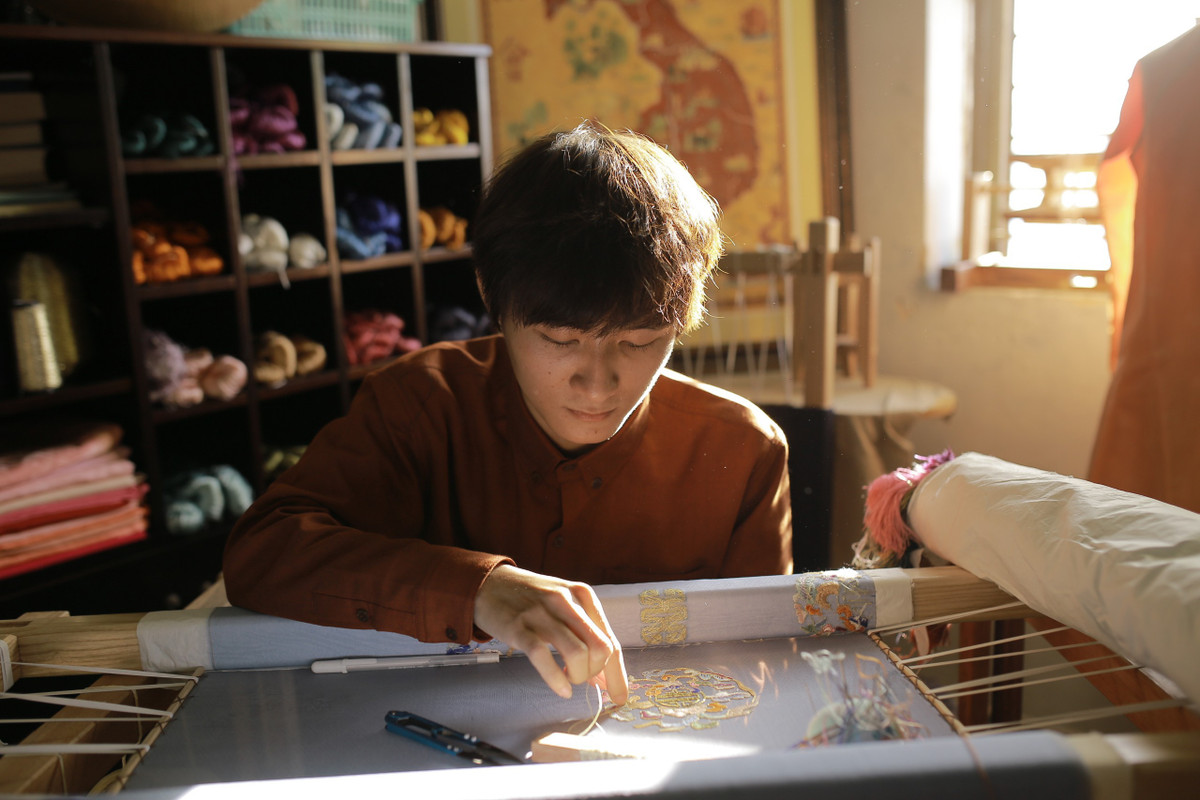 Nguoi may trang phuc truyen thong cho dai su Viet Nam tai Phap