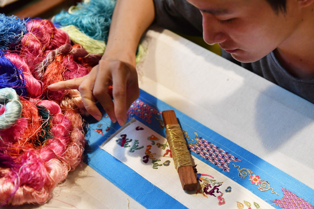 Nguoi may trang phuc truyen thong cho dai su Viet Nam tai Phap-Hinh-6