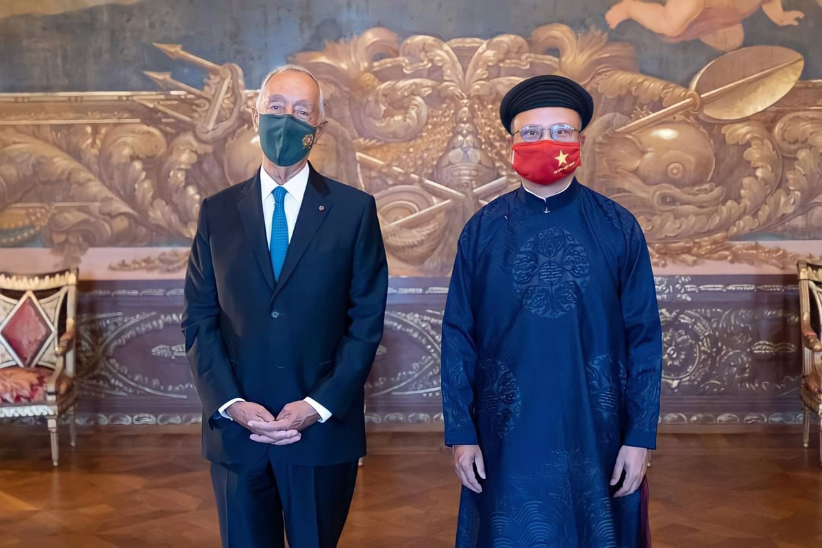 Nguoi may trang phuc truyen thong cho dai su Viet Nam tai Phap-Hinh-2