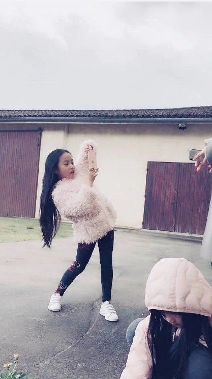 Con gai Trieu Vy buoc sang tuoi 11 ra dang thieu nu-Hinh-4