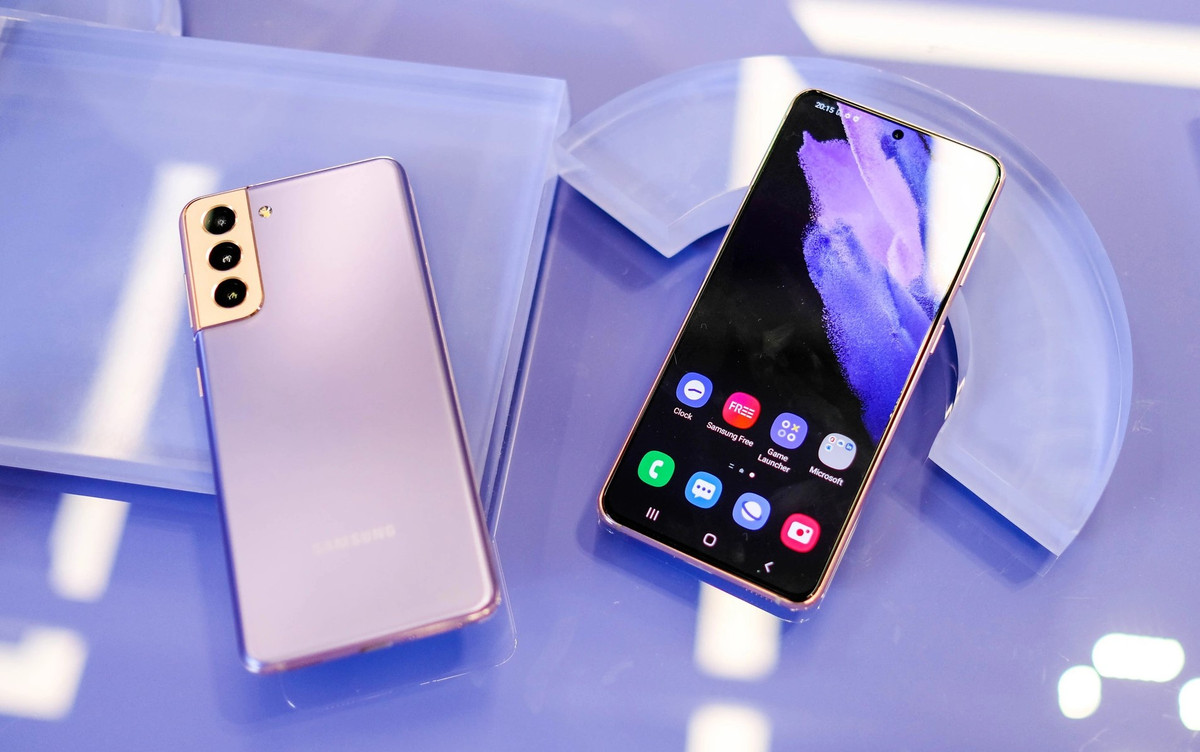  Galaxy S21 là mẫu smartphone cao cấp có độ mỏng nhẹ hàng đầu hiện nay. Sản phẩm có khối lượng 169 gram và mỏng 7,9 mm. Thiết bị sở hữu kiểu dáng khác biệt so với đa số smartphone trên thị trường. Cụm camera của máy được gắn liền với phần khung, mang đến cảm giác liền mạch và bắt mắt.