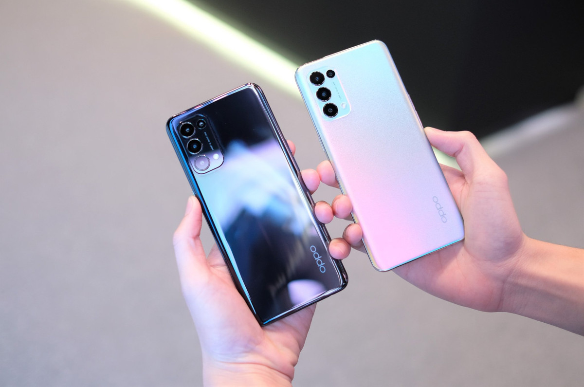  Reno5 đang là mẫu smartphone mỏng nhẹ nhất của Oppo. Máy có khối lượng 171 gram, mỏng 7,7 mm. Phiên bản bạc đa sắc trên máy được làm bằng nhựa nhám. Trong khi đó, phiên bản màu đen dùng nhựa bóng, dễ bám bẩn và mồ hôi.
