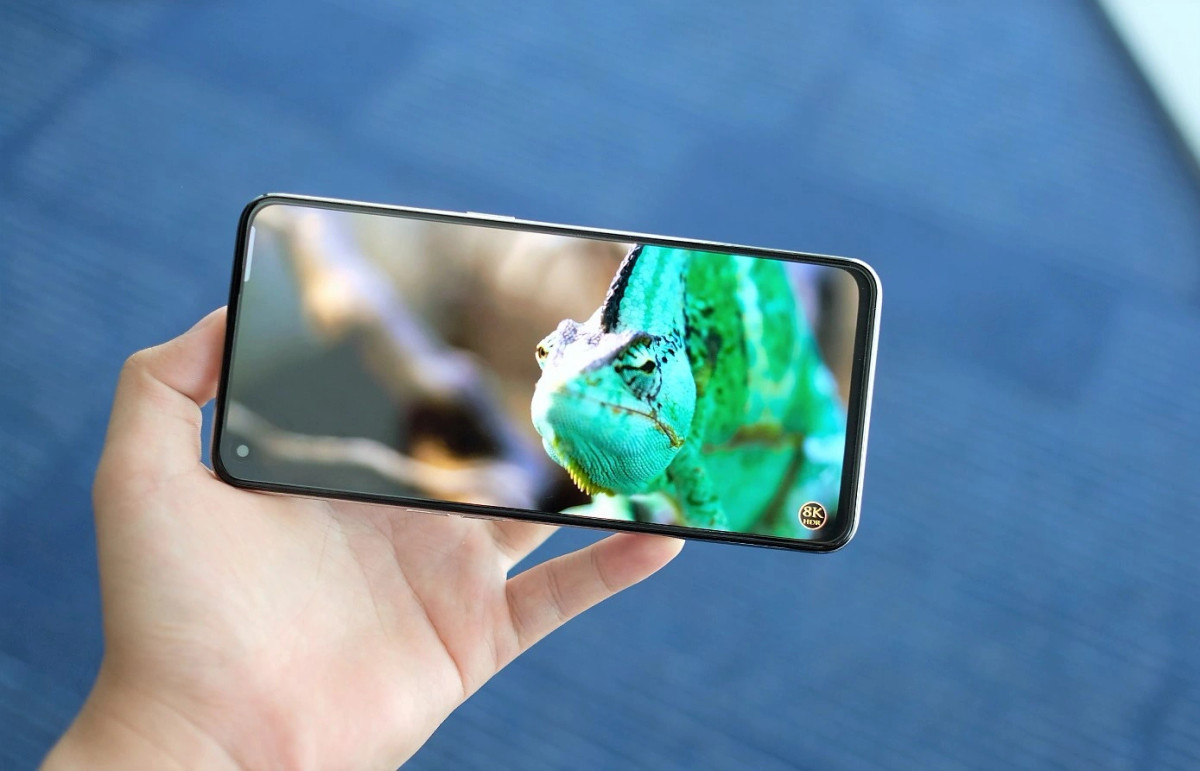 Điểm nổi bật trên model này đến từ tần số quét màn hình 90 Hz, sạc nhanh 50 W, camera hỗ trợ nhiều chế độ chụp ảnh và quay phim thú vị như phơi sáng kép, hiển thị kép hay siêu quay đêm. Máy có giá 7,4 triệu đồng.