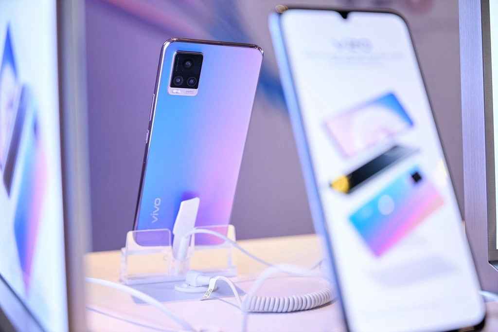 Những mẫu smartphone của Vivo thường có kiểu dáng mỏng nhẹ. Vivo V20 có độ mỏng đạt 7,3 mm và khối lượng 171 gram. Máy có camera selfie độ phân giải cao 44 MP, hỗ trợ nhiều chế độ chụp ảnh như chân dung, đêm, làm đẹp… Điểm trừ trên sản phẩm này đến từ thiết kế màn hình khuyết đỉnh hình chữ U khá cũ. Thiết bị đang được chào bán với giá 6,7 triệu đồng.