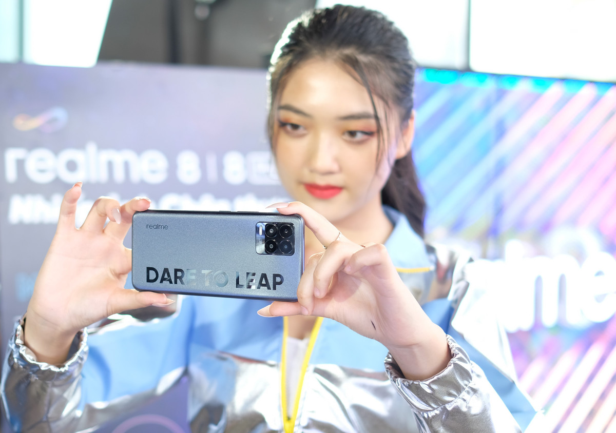  Realme 8 có khối lượng 177 gram và mỏng 7,9 mm. Sản phẩm có màu bạc chuyển sắc và đen. Ngoài logo, mặt lưng của máy còn có dòng chữ DARE TO LEAP được làm khá to. Cấu hình của thiết bị gồm chip MediaTek Helio G95, RAM 4 GB và bộ nhớ trong 128 GB. Model này có giá 7,3 triệu đồng.
