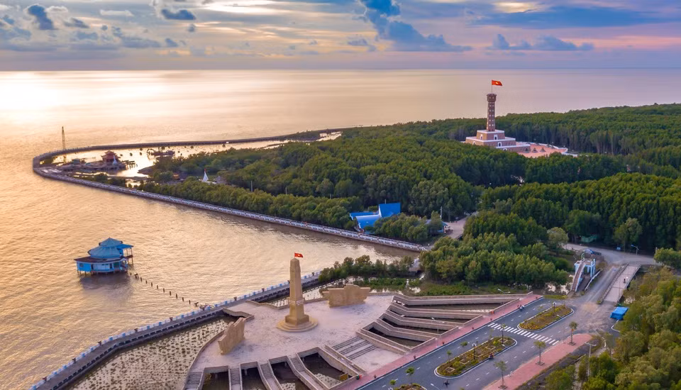 Huyện Ngọc Hiển của tỉnh Cà Mau mang tên nhà giáo, chí sĩ yêu nước Phan Ngọc Hiển, người lãnh đạo khởi nghĩa Hòn Khoai (1940). Ngày nay, huyện Ngọc Hiển nổi tiếng với khu du lịch mũi Cà Mau. Ảnh: Camau Festival 