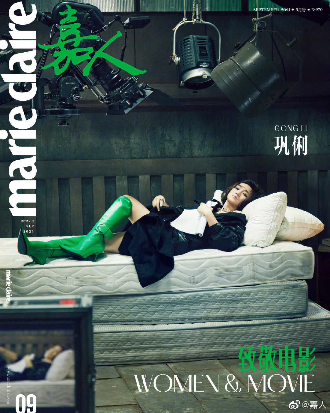 Mái tóc ngắn uốn quăn cá tính cùng đôi mắt sắc lạnh tạo nên những shoot hình cuốn hút cho nữ diễn viên 'Đèn lồng đỏ treo cao'.