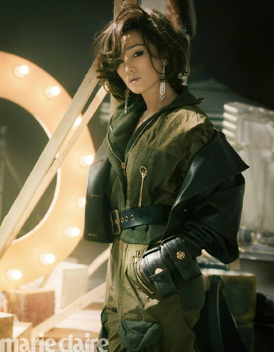 Có vẻ như Củng Lợi ngày càng "lão hóa ngược", càng có tuổi càng đẹp và trẻ trung, phá cách.