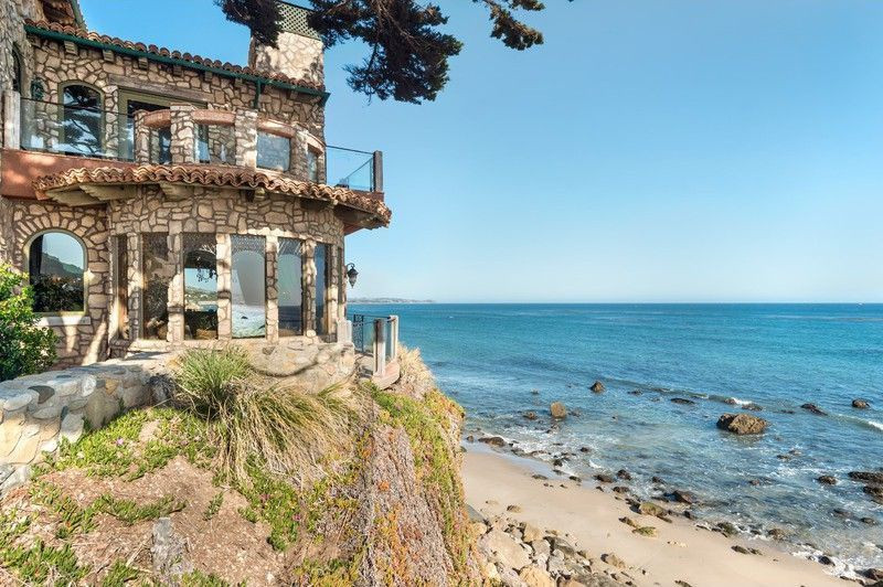 Căn biệt thự này có diện tích hơn 353 m2 với 4 phòng ngủ và 5 phòng tắm. Ngôi nhà nằm trên một mỏm đá nhỏ và có những bậc thang dẫn xuống bãi biển.