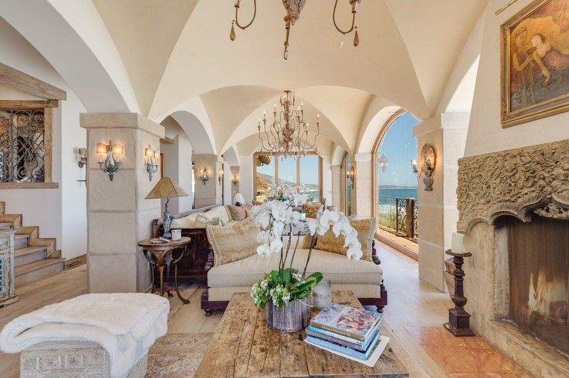 Phòng khách sang trọng, lộng lẫy, được thiết kế cởi mở, nổi bật với hàng loạt nội thất cầu kỳ, tinh xảo.