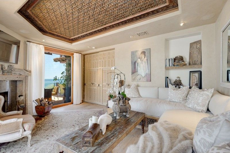 Phòng gia đình ấm cúng, mang tông màu be chủ đạo, nổi bật với trần nhà được chạm khắc độc đáo.