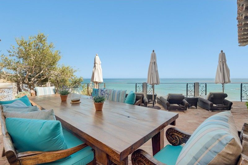 Không gian ăn uống ngoài trời thoáng đãng, mộc mạc, đem đến cho gia chủ những cảm giác gần gũi với thiên nhiên.