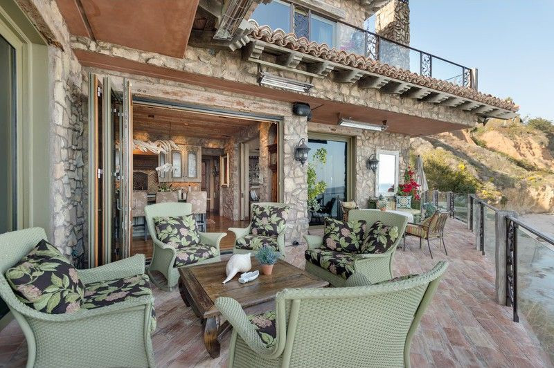 Không gian thư giãn ngoài trời được bài trí tinh tế với những bộ bàn ghế sang trọng.