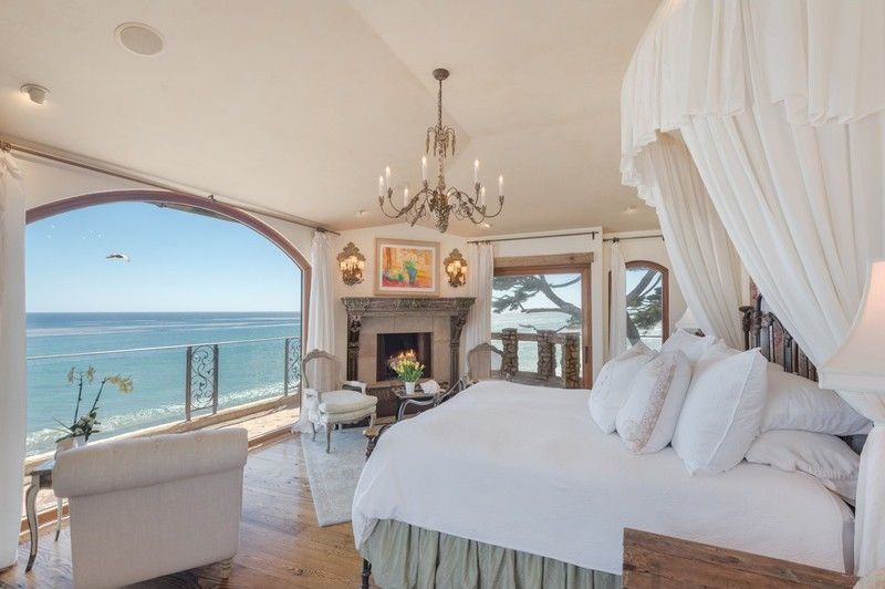 Phòng ngủ chính rộng rãi, trang nhã, tràn ngập ánh sáng tự nhiên, được tích hợp với khu vực tiếp khách và ban công.