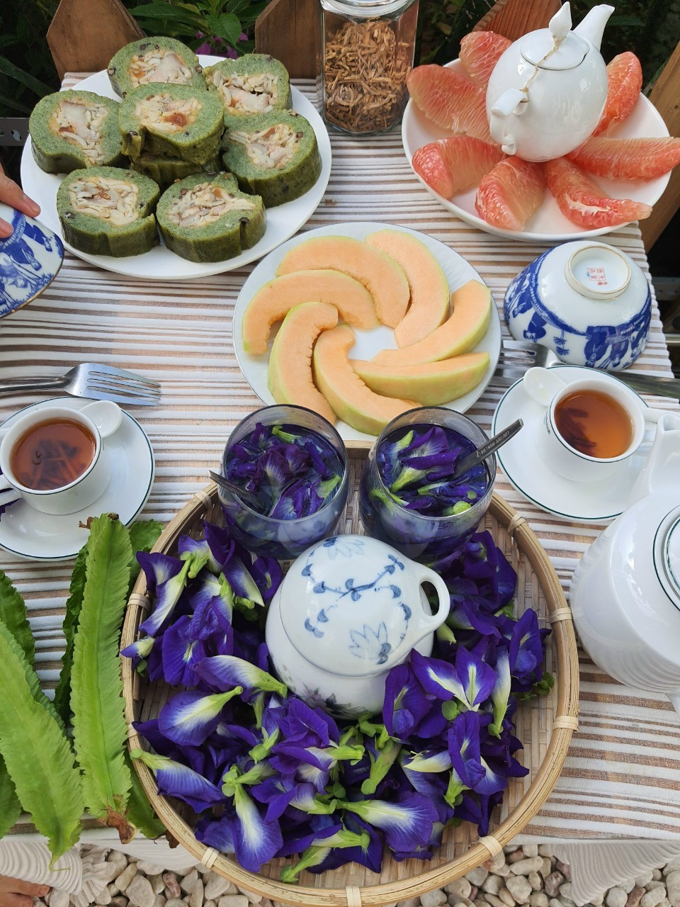 Doi vo chong o TP.HCM trong rau, lam vuon khi cach ly tai nha-Hinh-6