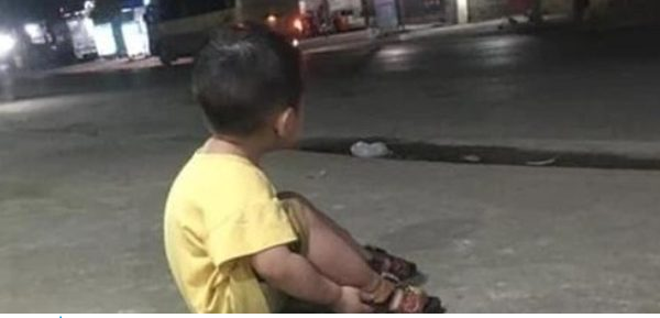 Bo me khong may qua doi, con nho chieu chieu lang le ngoi cho truoc ngo